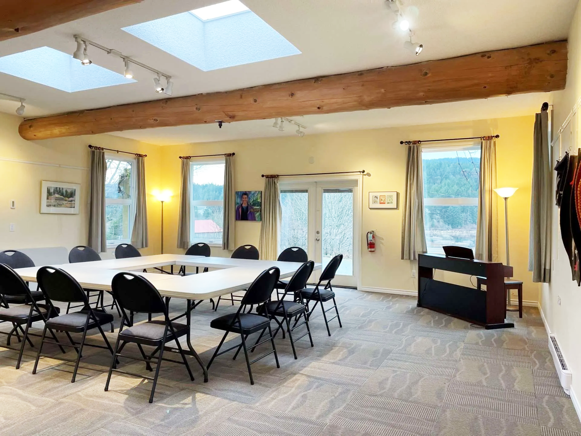 Farmhouse Common Room for Rent in Victoria BC